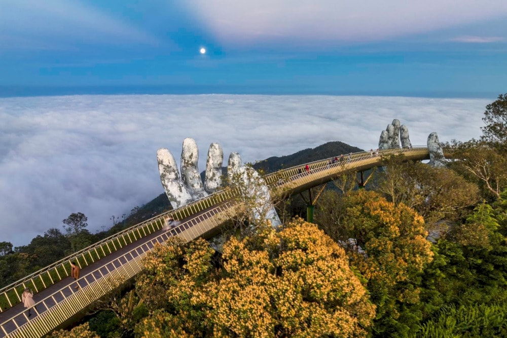 The giant hands represent “lifting” visitors to the heavens